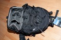GODSPEED DAILY BAG MOUNTAIN 603\n\nFoto und Text von einem netten Anonymen User - VIELEN DANK!\n\nKommentar:\n\nVorteile:\n- Viel Funktionalitt fr wenig Geld\n- Angenehmer Tragekomfort\n- Abnehmbarer Beckengurt\n\n\n\nNachteile:\n- Wenn der Daypack relativ voll ist, und man einmal unten das\nKamera-Fach rausklappt, ist es ein riesen Gefummel, das Fach wieder\nreinzukriegen, weil irgendwie alles auf Spannung ist und der Daypack\nauch noch von oben runterdrckt.\n\n- Abtrenner im Kamerafach halten relativ schwach, da sie nur an dnnen\nStreifen befestigt werden, und so die Klettflche sehr gering ist. (Im\nVergleich: der Lowepro Rover AW II hat grere Klett-Flchen die besser\nhalten)\n\n- Generelle Verarbeitungsqualitt wirkt schlechter als beim Lowepro\nRover AW II\n\n\nRein passt im Kamerafach locker:\n\nNikon D300 mit angesetztem Tamron 17-50mm\nNikon 70-210mm (oder anderes groes Tele)\nNikon 35mm\nNikon 28-200mm\nNikon SB-600\n\nIm Daypack: 2x 1,5 Liter Flasche, Regenjacke, Pulli und Kleinkram