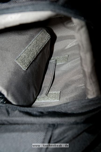 GODSPEED DAILY BAG MOUNTAIN 603\n\nFoto und Text von einem netten Anonymen User - VIELEN DANK!\n\nKommentar:\n\nVorteile:\n- Viel Funktionalitt fr wenig Geld\n- Angenehmer Tragekomfort\n- Abnehmbarer Beckengurt\n\n\n\nNachteile:\n- Wenn der Daypack relativ voll ist, und man einmal unten das\nKamera-Fach rausklappt, ist es ein riesen Gefummel, das Fach wieder\nreinzukriegen, weil irgendwie alles auf Spannung ist und der Daypack\nauch noch von oben runterdrckt.\n\n- Abtrenner im Kamerafach halten relativ schwach, da sie nur an dnnen\nStreifen befestigt werden, und so die Klettflche sehr gering ist. (Im\nVergleich: der Lowepro Rover AW II hat grere Klett-Flchen die besser\nhalten)\n\n- Generelle Verarbeitungsqualitt wirkt schlechter als beim Lowepro\nRover AW II\n\n\nRein passt im Kamerafach locker:\n\nNikon D300 mit angesetztem Tamron 17-50mm\nNikon 70-210mm (oder anderes groes Tele)\nNikon 35mm\nNikon 28-200mm\nNikon SB-600\n\nIm Daypack: 2x 1,5 Liter Flasche, Regenjacke, Pulli und Kleinkram