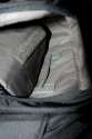 GODSPEED DAILY BAG MOUNTAIN 603\n\nFoto und Text von einem netten Anonymen User - VIELEN DANK!\n\nKommentar:\n\nVorteile:\n- Viel Funktionalitt fr wenig Geld\n- Angenehmer Tragekomfort\n- Abnehmbarer Beckengurt\n\n\n\nNachteile:\n- Wenn der Daypack relativ voll ist, und man einmal unten das\nKamera-Fach rausklappt, ist es ein riesen Gefummel, das Fach wieder\nreinzukriegen, weil irgendwie alles auf Spannung ist und der Daypack\nauch noch von oben runterdrckt.\n\n- Abtrenner im Kamerafach halten relativ schwach, da sie nur an dnnen\nStreifen befestigt werden, und so die Klettflche sehr gering ist. (Im\nVergleich: der Lowepro Rover AW II hat grere Klett-Flchen die besser\nhalten)\n\n- Generelle Verarbeitungsqualitt wirkt schlechter als beim Lowepro\nRover AW II\n\n\nRein passt im Kamerafach locker:\n\nNikon D300 mit angesetztem Tamron 17-50mm\nNikon 70-210mm (oder anderes groes Tele)\nNikon 35mm\nNikon 28-200mm\nNikon SB-600\n\nIm Daypack: 2x 1,5 Liter Flasche, Regenjacke, Pulli und Kleinkram
