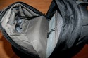 GODSPEED DAILY BAG MOUNTAIN 603\n\nFoto und Text von einem netten Anonymen User - VIELEN DANK!\n\nKommentar:\n\nVorteile:\n- Viel Funktionalitt fr wenig Geld\n- Angenehmer Tragekomfort\n- Abnehmbarer Beckengurt\n\n\n\nNachteile:\n- Wenn der Daypack relativ voll ist, und man einmal unten das\nKamera-Fach rausklappt, ist es ein riesen Gefummel, das Fach wieder\nreinzukriegen, weil irgendwie alles auf Spannung ist und der Daypack\nauch noch von oben runterdrckt.\n\n- Abtrenner im Kamerafach halten relativ schwach, da sie nur an dnnen\nStreifen befestigt werden, und so die Klettflche sehr gering ist. (Im\nVergleich: der Lowepro Rover AW II hat grere Klett-Flchen die besser\nhalten)\n\n- Generelle Verarbeitungsqualitt wirkt schlechter als beim Lowepro\nRover AW II\n\n\nRein passt im Kamerafach locker:\n\nNikon D300 mit angesetztem Tamron 17-50mm\nNikon 70-210mm (oder anderes groes Tele)\nNikon 35mm\nNikon 28-200mm\nNikon SB-600\n\nIm Daypack: 2x 1,5 Liter Flasche, Regenjacke, Pulli und Kleinkram