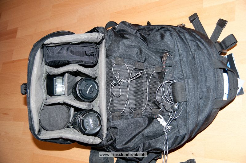 GODSPEED DAILY BAG MOUNTAIN 603\n\nFoto und Text von einem netten Anonymen User - VIELEN DANK!\n\nKommentar:\n\nVorteile:\n- Viel Funktionalitt fr wenig Geld\n- Angenehmer Tragekomfort\n- Abnehmbarer Beckengurt\n\n\n\nNachteile:\n- Wenn der Daypack relativ voll ist, und man einmal unten das\nKamera-Fach rausklappt, ist es ein riesen Gefummel, das Fach wieder\nreinzukriegen, weil irgendwie alles auf Spannung ist und der Daypack\nauch noch von oben runterdrckt.\n\n- Abtrenner im Kamerafach halten relativ schwach, da sie nur an dnnen\nStreifen befestigt werden, und so die Klettflche sehr gering ist. (Im\nVergleich: der Lowepro Rover AW II hat grere Klett-Flchen die besser\nhalten)\n\n- Generelle Verarbeitungsqualitt wirkt schlechter als beim Lowepro\nRover AW II\n\n\nRein passt im Kamerafach locker:\n\nNikon D300 mit angesetztem Tamron 17-50mm\nNikon 70-210mm (oder anderes groes Tele)\nNikon 35mm\nNikon 28-200mm\nNikon SB-600\n\nIm Daypack: 2x 1,5 Liter Flasche, Regenjacke, Pulli und Kleinkram