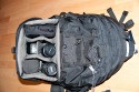 GODSPEED DAILY BAG MOUNTAIN 603\n\nFoto und Text von einem netten Anonymen User - VIELEN DANK!\n\nKommentar:\n\nVorteile:\n- Viel Funktionalitt fr wenig Geld\n- Angenehmer Tragekomfort\n- Abnehmbarer Beckengurt\n\n\n\nNachteile:\n- Wenn der Daypack relativ voll ist, und man einmal unten das\nKamera-Fach rausklappt, ist es ein riesen Gefummel, das Fach wieder\nreinzukriegen, weil irgendwie alles auf Spannung ist und der Daypack\nauch noch von oben runterdrckt.\n\n- Abtrenner im Kamerafach halten relativ schwach, da sie nur an dnnen\nStreifen befestigt werden, und so die Klettflche sehr gering ist. (Im\nVergleich: der Lowepro Rover AW II hat grere Klett-Flchen die besser\nhalten)\n\n- Generelle Verarbeitungsqualitt wirkt schlechter als beim Lowepro\nRover AW II\n\n\nRein passt im Kamerafach locker:\n\nNikon D300 mit angesetztem Tamron 17-50mm\nNikon 70-210mm (oder anderes groes Tele)\nNikon 35mm\nNikon 28-200mm\nNikon SB-600\n\nIm Daypack: 2x 1,5 Liter Flasche, Regenjacke, Pulli und Kleinkram