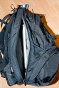 GODSPEED DAILY BAG MOUNTAIN 603\n\nFoto und Text von einem netten Anonymen User - VIELEN DANK!\n\nKommentar:\n\nVorteile:\n- Viel Funktionalitt fr wenig Geld\n- Angenehmer Tragekomfort\n- Abnehmbarer Beckengurt\n\n\n\nNachteile:\n- Wenn der Daypack relativ voll ist, und man einmal unten das\nKamera-Fach rausklappt, ist es ein riesen Gefummel, das Fach wieder\nreinzukriegen, weil irgendwie alles auf Spannung ist und der Daypack\nauch noch von oben runterdrckt.\n\n- Abtrenner im Kamerafach halten relativ schwach, da sie nur an dnnen\nStreifen befestigt werden, und so die Klettflche sehr gering ist. (Im\nVergleich: der Lowepro Rover AW II hat grere Klett-Flchen die besser\nhalten)\n\n- Generelle Verarbeitungsqualitt wirkt schlechter als beim Lowepro\nRover AW II\n\n\nRein passt im Kamerafach locker:\n\nNikon D300 mit angesetztem Tamron 17-50mm\nNikon 70-210mm (oder anderes groes Tele)\nNikon 35mm\nNikon 28-200mm\nNikon SB-600\n\nIm Daypack: 2x 1,5 Liter Flasche, Regenjacke, Pulli und Kleinkram