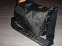 GOLLA LYNNE \n\nFoto und Kommentar von einem netten Anonymen User - VIELEN DANK!\n\nKommentar:\n\nDie Abmessungen: 250x190x140\n\nWas alles rein passt:\nMeine D60 mit aufgesetztem 50-200, 18-50 und ner 50er Festbrennweite. \nUnd selbst da wird's noch nicht eng. Es findet sich immer noch Platz fr\n2 0,5 Ltr Flaschen oder sonstigem.\n\nZubehr wie Akkus, Filter oder Speicherkarten finden problemlos in den 3 Auentaschen platz.\n\nDabei sind noch zwei Trennwnde, die sich wie blich beliebig platzieren lassen.\n\nGeschlossen werden kann die Tasche durch einen seitlich angebrachten Klettverschluss. Zustzlich sind noch zwei flache Magnete eingenht, die den "Deckel" unten halten, sollte man den Klettverschluss mal nicht schlieen.\n\nGru Bernd
