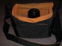 GOLLA LYNNE \n\nFoto und Kommentar von einem netten Anonymen User - VIELEN DANK!\n\nKommentar:\n\nDie Abmessungen: 250x190x140\n\nWas alles rein passt:\nMeine D60 mit aufgesetztem 50-200, 18-50 und ner 50er Festbrennweite. \nUnd selbst da wird's noch nicht eng. Es findet sich immer noch Platz fr\n2 0,5 Ltr Flaschen oder sonstigem.\n\nZubehr wie Akkus, Filter oder Speicherkarten finden problemlos in den 3 Auentaschen platz.\n\nDabei sind noch zwei Trennwnde, die sich wie blich beliebig platzieren lassen.\n\nGeschlossen werden kann die Tasche durch einen seitlich angebrachten Klettverschluss. Zustzlich sind noch zwei flache Magnete eingenht, die den "Deckel" unten halten, sollte man den Klettverschluss mal nicht schlieen.\n\nGru Bernd