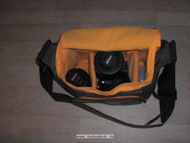 GOLLA LYNNE \n\nFoto und Kommentar von einem netten Anonymen User - VIELEN DANK!\n\nKommentar:\n\nDie Abmessungen: 250x190x140\n\nWas alles rein passt:\nMeine D60 mit aufgesetztem 50-200, 18-50 und ner 50er Festbrennweite. \nUnd selbst da wird's noch nicht eng. Es findet sich immer noch Platz fr\n2 0,5 Ltr Flaschen oder sonstigem.\n\nZubehr wie Akkus, Filter oder Speicherkarten finden problemlos in den 3 Auentaschen platz.\n\nDabei sind noch zwei Trennwnde, die sich wie blich beliebig platzieren lassen.\n\nGeschlossen werden kann die Tasche durch einen seitlich angebrachten Klettverschluss. Zustzlich sind noch zwei flache Magnete eingenht, die den "Deckel" unten halten, sollte man den Klettverschluss mal nicht schlieen.\n\nGru Bernd