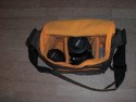 GOLLA LYNNE \n\nFoto und Kommentar von einem netten Anonymen User - VIELEN DANK!\n\nKommentar:\n\nDie Abmessungen: 250x190x140\n\nWas alles rein passt:\nMeine D60 mit aufgesetztem 50-200, 18-50 und ner 50er Festbrennweite. \nUnd selbst da wird's noch nicht eng. Es findet sich immer noch Platz fr\n2 0,5 Ltr Flaschen oder sonstigem.\n\nZubehr wie Akkus, Filter oder Speicherkarten finden problemlos in den 3 Auentaschen platz.\n\nDabei sind noch zwei Trennwnde, die sich wie blich beliebig platzieren lassen.\n\nGeschlossen werden kann die Tasche durch einen seitlich angebrachten Klettverschluss. Zustzlich sind noch zwei flache Magnete eingenht, die den "Deckel" unten halten, sollte man den Klettverschluss mal nicht schlieen.\n\nGru Bernd
