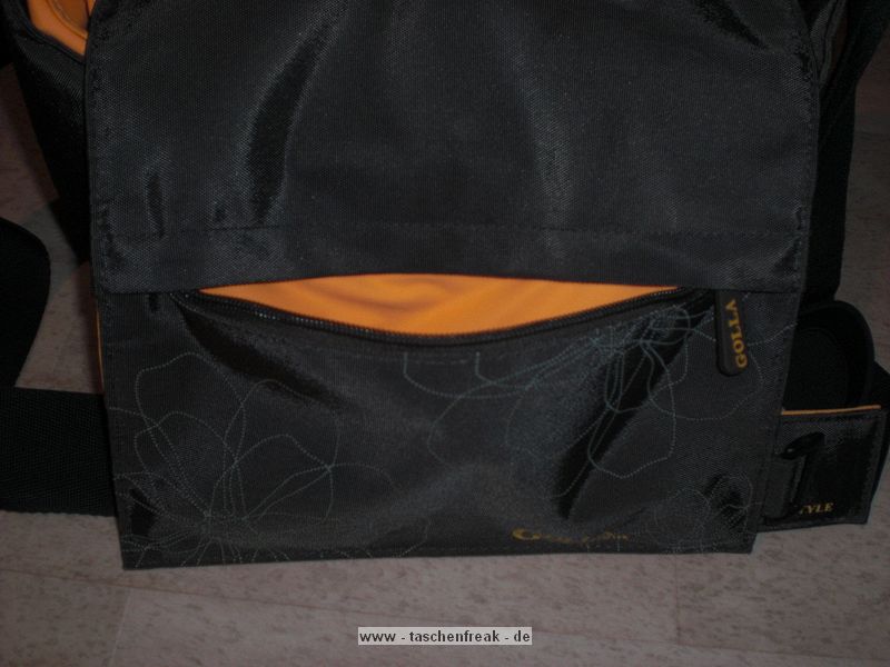 GOLLA LYNNE \n\nFoto und Kommentar von einem netten Anonymen User - VIELEN DANK!\n\nKommentar:\n\nDie Abmessungen: 250x190x140\n\nWas alles rein passt:\nMeine D60 mit aufgesetztem 50-200, 18-50 und ner 50er Festbrennweite. \nUnd selbst da wird's noch nicht eng. Es findet sich immer noch Platz fr\n2 0,5 Ltr Flaschen oder sonstigem.\n\nZubehr wie Akkus, Filter oder Speicherkarten finden problemlos in den 3 Auentaschen platz.\n\nDabei sind noch zwei Trennwnde, die sich wie blich beliebig platzieren lassen.\n\nGeschlossen werden kann die Tasche durch einen seitlich angebrachten Klettverschluss. Zustzlich sind noch zwei flache Magnete eingenht, die den "Deckel" unten halten, sollte man den Klettverschluss mal nicht schlieen.\n\nGru Bernd