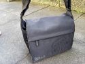 GOLLA CAM BAG SWAY\n\nFoto und Kommentar von Katja - VIELEN DANK!\n\nKommentar:\n\nHallo Jörg,\n\nich würde auch gerne deine Seite unterstützen. Ich finde die Idee sehr gut, auch wenn sie mir bei meiner eigenen Taschensuche leider nicht weitetergeholfen hat. Deswegen hier mein Neukauf: eine GOLLA Cam Bag - Sway.\n\nIn die Kameratasche passt eine Canon 450D mit Kitobjektiv (28-55) und ein weiteres Objektiv, nach oben hin ist genug Platz für größere Kameras oder um noch was draufzulegen. (Man könnte die Kamera auch aufs Objektiv legen, dann gewinnt man etwas mehr Platz daneben; ob es für einen Blitz reicht kann ich leider mangels Blitz nicht sagen)\nDie Umhängetasche ist also ehr für kleine Ausflüge geeignet. Die Tasche hat zusätzlich noch vorne ein Fach für Kleinkram und hinten für flache Gegenstände, z.B. die Bedienungsanleitung.\nEs werden zwei Einteiler mitgeliefert, die man mittels Klettverschluss frei und individuell positionieren kann.\nDie Außenklappe wird ebenfalls per Klettverschluss an einer Seite befestigt.\nDie Tasche wirkt stabil, die Fütterung ist meiner Meinung nach zwar ausreichend aber nicht übermäßig dick.\nAlles weitere sollte man den Bildern entnehmen können.\n\nDa mir persönlich auch das Design der Tasche sehr wichtig ist und ich eine Tasche wollte, der man nicht ansieht, dass sich eine Kamera darin befindet, bin ich sehr glücklich mit meiner Wahl.\n\nGruß,\n\nKatja