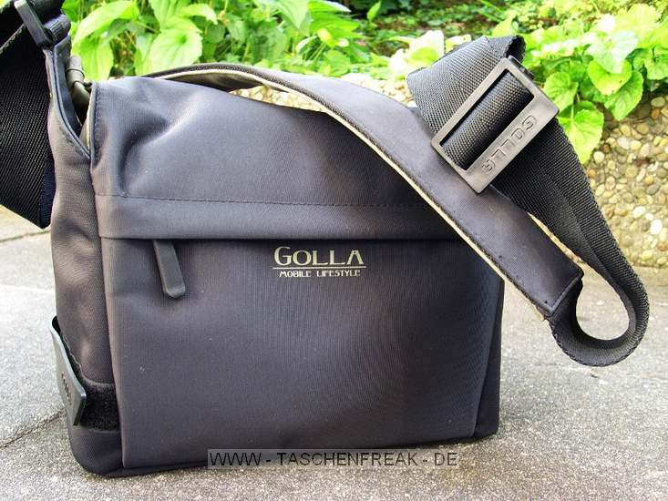 GOLLA CAM BAG SWAY\n\nFoto und Kommentar von Katja - VIELEN DANK!\n\nKommentar:\n\nHallo Jrg,\n\nich wrde auch gerne deine Seite untersttzen. Ich finde die Idee sehr gut, auch wenn sie mir bei meiner eigenen Taschensuche leider nicht weitetergeholfen hat. Deswegen hier mein Neukauf: eine GOLLA Cam Bag - Sway.\n\nIn die Kameratasche passt eine Canon 450D mit Kitobjektiv (28-55) und ein weiteres Objektiv, nach oben hin ist genug Platz fr grere Kameras oder um noch was draufzulegen. (Man knnte die Kamera auch aufs Objektiv legen, dann gewinnt man etwas mehr Platz daneben; ob es fr einen Blitz reicht kann ich leider mangels Blitz nicht sagen)\nDie Umhngetasche ist also ehr fr kleine Ausflge geeignet. Die Tasche hat zustzlich noch vorne ein Fach fr Kleinkram und hinten fr flache Gegenstnde, z.B. die Bedienungsanleitung.\nEs werden zwei Einteiler mitgeliefert, die man mittels Klettverschluss frei und individuell positionieren kann.\nDie Auenklappe wird ebenfalls per Klettverschluss an einer Seite befestigt.\nDie Tasche wirkt stabil, die Ftterung ist meiner Meinung nach zwar ausreichend aber nicht bermig dick.\nAlles weitere sollte man den Bildern entnehmen knnen.\n\nDa mir persnlich auch das Design der Tasche sehr wichtig ist und ich eine Tasche wollte, der man nicht ansieht, dass sich eine Kamera darin befindet, bin ich sehr glcklich mit meiner Wahl.\n\nGru,\n\nKatja