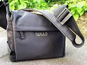 GOLLA CAM BAG SWAY\n\nFoto und Kommentar von Katja - VIELEN DANK!\n\nKommentar:\n\nHallo Jörg,\n\nich würde auch gerne deine Seite unterstützen. Ich finde die Idee sehr gut, auch wenn sie mir bei meiner eigenen Taschensuche leider nicht weitetergeholfen hat. Deswegen hier mein Neukauf: eine GOLLA Cam Bag - Sway.\n\nIn die Kameratasche passt eine Canon 450D mit Kitobjektiv (28-55) und ein weiteres Objektiv, nach oben hin ist genug Platz für größere Kameras oder um noch was draufzulegen. (Man könnte die Kamera auch aufs Objektiv legen, dann gewinnt man etwas mehr Platz daneben; ob es für einen Blitz reicht kann ich leider mangels Blitz nicht sagen)\nDie Umhängetasche ist also ehr für kleine Ausflüge geeignet. Die Tasche hat zusätzlich noch vorne ein Fach für Kleinkram und hinten für flache Gegenstände, z.B. die Bedienungsanleitung.\nEs werden zwei Einteiler mitgeliefert, die man mittels Klettverschluss frei und individuell positionieren kann.\nDie Außenklappe wird ebenfalls per Klettverschluss an einer Seite befestigt.\nDie Tasche wirkt stabil, die Fütterung ist meiner Meinung nach zwar ausreichend aber nicht übermäßig dick.\nAlles weitere sollte man den Bildern entnehmen können.\n\nDa mir persönlich auch das Design der Tasche sehr wichtig ist und ich eine Tasche wollte, der man nicht ansieht, dass sich eine Kamera darin befindet, bin ich sehr glücklich mit meiner Wahl.\n\nGruß,\n\nKatja