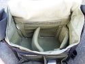 GOLLA CAM BAG SWAY\n\nFoto und Kommentar von Katja - VIELEN DANK!\n\nKommentar:\n\nHallo Jörg,\n\nich würde auch gerne deine Seite unterstützen. Ich finde die Idee sehr gut, auch wenn sie mir bei meiner eigenen Taschensuche leider nicht weitetergeholfen hat. Deswegen hier mein Neukauf: eine GOLLA Cam Bag - Sway.\n\nIn die Kameratasche passt eine Canon 450D mit Kitobjektiv (28-55) und ein weiteres Objektiv, nach oben hin ist genug Platz für größere Kameras oder um noch was draufzulegen. (Man könnte die Kamera auch aufs Objektiv legen, dann gewinnt man etwas mehr Platz daneben; ob es für einen Blitz reicht kann ich leider mangels Blitz nicht sagen)\nDie Umhängetasche ist also ehr für kleine Ausflüge geeignet. Die Tasche hat zusätzlich noch vorne ein Fach für Kleinkram und hinten für flache Gegenstände, z.B. die Bedienungsanleitung.\nEs werden zwei Einteiler mitgeliefert, die man mittels Klettverschluss frei und individuell positionieren kann.\nDie Außenklappe wird ebenfalls per Klettverschluss an einer Seite befestigt.\nDie Tasche wirkt stabil, die Fütterung ist meiner Meinung nach zwar ausreichend aber nicht übermäßig dick.\nAlles weitere sollte man den Bildern entnehmen können.\n\nDa mir persönlich auch das Design der Tasche sehr wichtig ist und ich eine Tasche wollte, der man nicht ansieht, dass sich eine Kamera darin befindet, bin ich sehr glücklich mit meiner Wahl.\n\nGruß,\n\nKatja