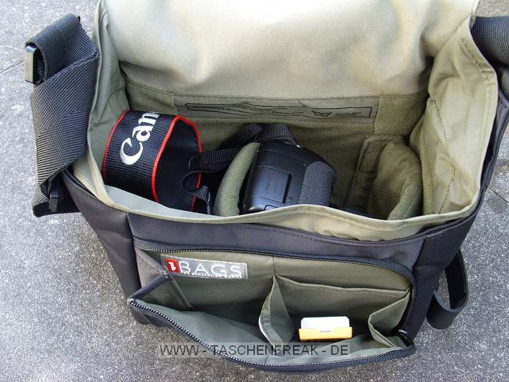 GOLLA CAM BAG SWAY\n\nFoto und Kommentar von Katja - VIELEN DANK!\n\nKommentar:\n\nHallo Jrg,\n\nich wrde auch gerne deine Seite untersttzen. Ich finde die Idee sehr gut, auch wenn sie mir bei meiner eigenen Taschensuche leider nicht weitetergeholfen hat. Deswegen hier mein Neukauf: eine GOLLA Cam Bag - Sway.\n\nIn die Kameratasche passt eine Canon 450D mit Kitobjektiv (28-55) und ein weiteres Objektiv, nach oben hin ist genug Platz fr grere Kameras oder um noch was draufzulegen. (Man knnte die Kamera auch aufs Objektiv legen, dann gewinnt man etwas mehr Platz daneben; ob es fr einen Blitz reicht kann ich leider mangels Blitz nicht sagen)\nDie Umhngetasche ist also ehr fr kleine Ausflge geeignet. Die Tasche hat zustzlich noch vorne ein Fach fr Kleinkram und hinten fr flache Gegenstnde, z.B. die Bedienungsanleitung.\nEs werden zwei Einteiler mitgeliefert, die man mittels Klettverschluss frei und individuell positionieren kann.\nDie Auenklappe wird ebenfalls per Klettverschluss an einer Seite befestigt.\nDie Tasche wirkt stabil, die Ftterung ist meiner Meinung nach zwar ausreichend aber nicht bermig dick.\nAlles weitere sollte man den Bildern entnehmen knnen.\n\nDa mir persnlich auch das Design der Tasche sehr wichtig ist und ich eine Tasche wollte, der man nicht ansieht, dass sich eine Kamera darin befindet, bin ich sehr glcklich mit meiner Wahl.\n\nGru,\n\nKatja