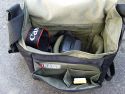 GOLLA CAM BAG SWAY\n\nFoto und Kommentar von Katja - VIELEN DANK!\n\nKommentar:\n\nHallo Jörg,\n\nich würde auch gerne deine Seite unterstützen. Ich finde die Idee sehr gut, auch wenn sie mir bei meiner eigenen Taschensuche leider nicht weitetergeholfen hat. Deswegen hier mein Neukauf: eine GOLLA Cam Bag - Sway.\n\nIn die Kameratasche passt eine Canon 450D mit Kitobjektiv (28-55) und ein weiteres Objektiv, nach oben hin ist genug Platz für größere Kameras oder um noch was draufzulegen. (Man könnte die Kamera auch aufs Objektiv legen, dann gewinnt man etwas mehr Platz daneben; ob es für einen Blitz reicht kann ich leider mangels Blitz nicht sagen)\nDie Umhängetasche ist also ehr für kleine Ausflüge geeignet. Die Tasche hat zusätzlich noch vorne ein Fach für Kleinkram und hinten für flache Gegenstände, z.B. die Bedienungsanleitung.\nEs werden zwei Einteiler mitgeliefert, die man mittels Klettverschluss frei und individuell positionieren kann.\nDie Außenklappe wird ebenfalls per Klettverschluss an einer Seite befestigt.\nDie Tasche wirkt stabil, die Fütterung ist meiner Meinung nach zwar ausreichend aber nicht übermäßig dick.\nAlles weitere sollte man den Bildern entnehmen können.\n\nDa mir persönlich auch das Design der Tasche sehr wichtig ist und ich eine Tasche wollte, der man nicht ansieht, dass sich eine Kamera darin befindet, bin ich sehr glücklich mit meiner Wahl.\n\nGruß,\n\nKatja