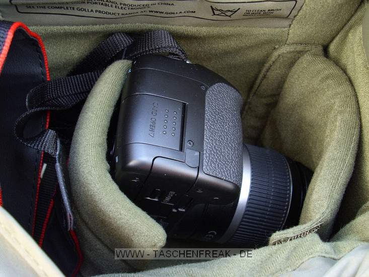 GOLLA CAM BAG SWAY\n\nFoto und Kommentar von Katja - VIELEN DANK!\n\nKommentar:\n\nHallo Jrg,\n\nich wrde auch gerne deine Seite untersttzen. Ich finde die Idee sehr gut, auch wenn sie mir bei meiner eigenen Taschensuche leider nicht weitetergeholfen hat. Deswegen hier mein Neukauf: eine GOLLA Cam Bag - Sway.\n\nIn die Kameratasche passt eine Canon 450D mit Kitobjektiv (28-55) und ein weiteres Objektiv, nach oben hin ist genug Platz fr grere Kameras oder um noch was draufzulegen. (Man knnte die Kamera auch aufs Objektiv legen, dann gewinnt man etwas mehr Platz daneben; ob es fr einen Blitz reicht kann ich leider mangels Blitz nicht sagen)\nDie Umhngetasche ist also ehr fr kleine Ausflge geeignet. Die Tasche hat zustzlich noch vorne ein Fach fr Kleinkram und hinten fr flache Gegenstnde, z.B. die Bedienungsanleitung.\nEs werden zwei Einteiler mitgeliefert, die man mittels Klettverschluss frei und individuell positionieren kann.\nDie Auenklappe wird ebenfalls per Klettverschluss an einer Seite befestigt.\nDie Tasche wirkt stabil, die Ftterung ist meiner Meinung nach zwar ausreichend aber nicht bermig dick.\nAlles weitere sollte man den Bildern entnehmen knnen.\n\nDa mir persnlich auch das Design der Tasche sehr wichtig ist und ich eine Tasche wollte, der man nicht ansieht, dass sich eine Kamera darin befindet, bin ich sehr glcklich mit meiner Wahl.\n\nGru,\n\nKatja
