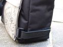 GOLLA CAM BAG SWAY\n\nFoto und Kommentar von Katja - VIELEN DANK!\n\nKommentar:\n\nHallo Jörg,\n\nich würde auch gerne deine Seite unterstützen. Ich finde die Idee sehr gut, auch wenn sie mir bei meiner eigenen Taschensuche leider nicht weitetergeholfen hat. Deswegen hier mein Neukauf: eine GOLLA Cam Bag - Sway.\n\nIn die Kameratasche passt eine Canon 450D mit Kitobjektiv (28-55) und ein weiteres Objektiv, nach oben hin ist genug Platz für größere Kameras oder um noch was draufzulegen. (Man könnte die Kamera auch aufs Objektiv legen, dann gewinnt man etwas mehr Platz daneben; ob es für einen Blitz reicht kann ich leider mangels Blitz nicht sagen)\nDie Umhängetasche ist also ehr für kleine Ausflüge geeignet. Die Tasche hat zusätzlich noch vorne ein Fach für Kleinkram und hinten für flache Gegenstände, z.B. die Bedienungsanleitung.\nEs werden zwei Einteiler mitgeliefert, die man mittels Klettverschluss frei und individuell positionieren kann.\nDie Außenklappe wird ebenfalls per Klettverschluss an einer Seite befestigt.\nDie Tasche wirkt stabil, die Fütterung ist meiner Meinung nach zwar ausreichend aber nicht übermäßig dick.\nAlles weitere sollte man den Bildern entnehmen können.\n\nDa mir persönlich auch das Design der Tasche sehr wichtig ist und ich eine Tasche wollte, der man nicht ansieht, dass sich eine Kamera darin befindet, bin ich sehr glücklich mit meiner Wahl.\n\nGruß,\n\nKatja