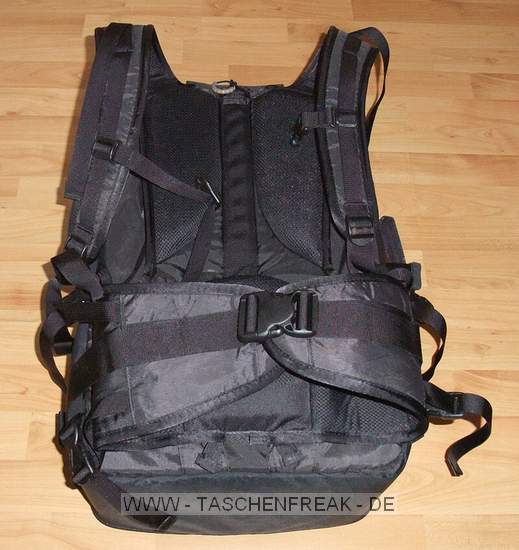 GURAGEAR KIBOKO\n\nFoto und Kommentar von Thorsten - VIELEN DANK!\n\nKommentar:\n\nDie GuraGear Kiboko:\n\nEs handelt sich um eine Tasche, die in der Mitte geteilt ist. Diese \nkoennen wie ein Schmetterling einzeln geöffnet werden. In eine Seite \npasst ein Nikon 200-400 mit Pro Kamera (dabei ist noch etwa 5 cm Platz). \nGeli ist verkehrt herum. Zur Groessenangabe habe ich ein 30cm Massstab \nhinzu gelegt.\n\nBesonderheiten: Die Schultergurte lassen sich verdecken. So kann die \nTasche besser in einem Flugzeug verstaut werden. Die Maße entsprechen \nden internationalen Fluglinienbestimmungen, und die Tasche passt somit \nin die Verstauungsmöglichkeiten beim Flugzeug über dem Kopf.\n\nDie Schulterriemen sind nicht so stark gepolstert wie z.B. beim Tamrac \nExpedition. Somit ist die Tasche aber viel leichter. Dennoch lässt Sie \nsich aber gut tragen.\n\nRechts gibt es eine Möglichkeit ein Stativ zu befestigen. Ist aber eher \nklein ausgefallen.\n\nLinks ist eine Tasche, in der eine Flasche verstaut werden kann.\n\nZusammenfassung: Die Tasche ist eher leichter ausgefallen. Hochwertige \nMaterialien. Reissverschlüsse etwas klein. Scheinen aber stabil zu sein. \nACHTUNG! Man muss höllisch aufpassen, dass man die Tasche nicht voll \npackt! Es würden ja auf beide Seiten eine grosse PRO Linse passen! Denn \nsonst kann man Sie nicht mehr tragen. Grins.