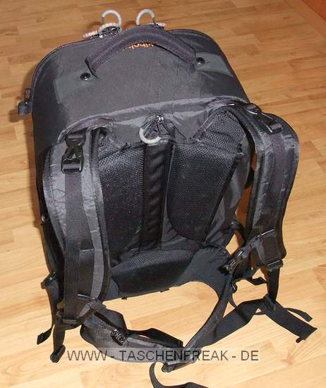 GURAGEAR KIBOKO\n\nFoto und Kommentar von Thorsten - VIELEN DANK!\n\nKommentar:\n\nDie GuraGear Kiboko:\n\nEs handelt sich um eine Tasche, die in der Mitte geteilt ist. Diese \nkoennen wie ein Schmetterling einzeln geffnet werden. In eine Seite \npasst ein Nikon 200-400 mit Pro Kamera (dabei ist noch etwa 5 cm Platz). \nGeli ist verkehrt herum. Zur Groessenangabe habe ich ein 30cm Massstab \nhinzu gelegt.\n\nBesonderheiten: Die Schultergurte lassen sich verdecken. So kann die \nTasche besser in einem Flugzeug verstaut werden. Die Mae entsprechen \nden internationalen Fluglinienbestimmungen, und die Tasche passt somit \nin die Verstauungsmglichkeiten beim Flugzeug ber dem Kopf.\n\nDie Schulterriemen sind nicht so stark gepolstert wie z.B. beim Tamrac \nExpedition. Somit ist die Tasche aber viel leichter. Dennoch lsst Sie \nsich aber gut tragen.\n\nRechts gibt es eine Mglichkeit ein Stativ zu befestigen. Ist aber eher \nklein ausgefallen.\n\nLinks ist eine Tasche, in der eine Flasche verstaut werden kann.\n\nZusammenfassung: Die Tasche ist eher leichter ausgefallen. Hochwertige \nMaterialien. Reissverschlsse etwas klein. Scheinen aber stabil zu sein. \nACHTUNG! Man muss hllisch aufpassen, dass man die Tasche nicht voll \npackt! Es wrden ja auf beide Seiten eine grosse PRO Linse passen! Denn \nsonst kann man Sie nicht mehr tragen. Grins.