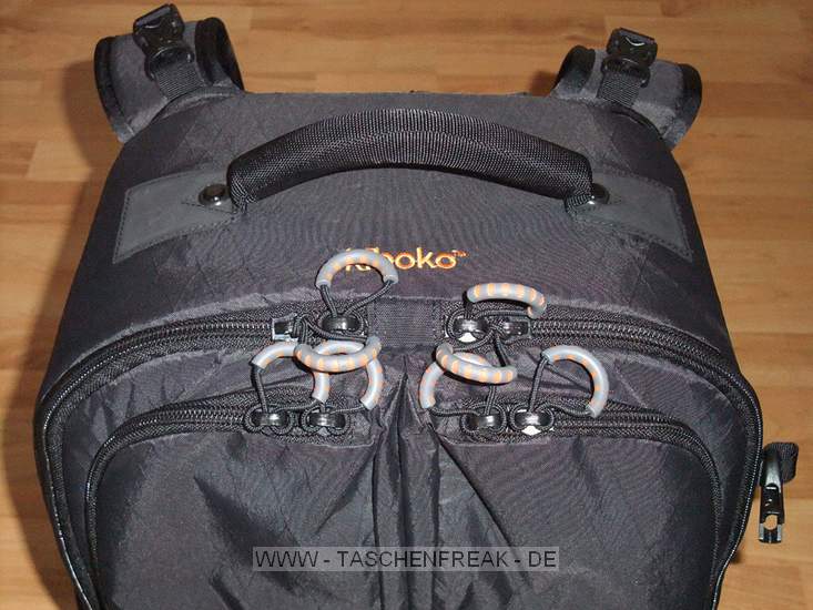 GURAGEAR KIBOKO\n\nFoto und Kommentar von Thorsten - VIELEN DANK!\n\nKommentar:\n\nDie GuraGear Kiboko:\n\nEs handelt sich um eine Tasche, die in der Mitte geteilt ist. Diese \nkoennen wie ein Schmetterling einzeln geffnet werden. In eine Seite \npasst ein Nikon 200-400 mit Pro Kamera (dabei ist noch etwa 5 cm Platz). \nGeli ist verkehrt herum. Zur Groessenangabe habe ich ein 30cm Massstab \nhinzu gelegt.\n\nBesonderheiten: Die Schultergurte lassen sich verdecken. So kann die \nTasche besser in einem Flugzeug verstaut werden. Die Mae entsprechen \nden internationalen Fluglinienbestimmungen, und die Tasche passt somit \nin die Verstauungsmglichkeiten beim Flugzeug ber dem Kopf.\n\nDie Schulterriemen sind nicht so stark gepolstert wie z.B. beim Tamrac \nExpedition. Somit ist die Tasche aber viel leichter. Dennoch lsst Sie \nsich aber gut tragen.\n\nRechts gibt es eine Mglichkeit ein Stativ zu befestigen. Ist aber eher \nklein ausgefallen.\n\nLinks ist eine Tasche, in der eine Flasche verstaut werden kann.\n\nZusammenfassung: Die Tasche ist eher leichter ausgefallen. Hochwertige \nMaterialien. Reissverschlsse etwas klein. Scheinen aber stabil zu sein. \nACHTUNG! Man muss hllisch aufpassen, dass man die Tasche nicht voll \npackt! Es wrden ja auf beide Seiten eine grosse PRO Linse passen! Denn \nsonst kann man Sie nicht mehr tragen. Grins.