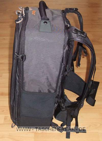 GURAGEAR KIBOKO\n\nFoto und Kommentar von Thorsten - VIELEN DANK!\n\nKommentar:\n\nDie GuraGear Kiboko:\n\nEs handelt sich um eine Tasche, die in der Mitte geteilt ist. Diese \nkoennen wie ein Schmetterling einzeln ge�ffnet werden. In eine Seite \npasst ein Nikon 200-400 mit Pro Kamera (dabei ist noch etwa 5 cm Platz). \nGeli ist verkehrt herum. Zur Groessenangabe habe ich ein 30cm Massstab \nhinzu gelegt.\n\nBesonderheiten: Die Schultergurte lassen sich verdecken. So kann die \nTasche besser in einem Flugzeug verstaut werden. Die Ma�e entsprechen \nden internationalen Fluglinienbestimmungen, und die Tasche passt somit \nin die Verstauungsm�glichkeiten beim Flugzeug �ber dem Kopf.\n\nDie Schulterriemen sind nicht so stark gepolstert wie z.B. beim Tamrac \nExpedition. Somit ist die Tasche aber viel leichter. Dennoch l�sst Sie \nsich aber gut tragen.\n\nRechts gibt es eine M�glichkeit ein Stativ zu befestigen. Ist aber eher \nklein ausgefallen.\n\nLinks ist eine Tasche, in der eine Flasche verstaut werden kann.\n\nZusammenfassung: Die Tasche ist eher leichter ausgefallen. Hochwertige \nMaterialien. Reissverschl�sse etwas klein. Scheinen aber stabil zu sein. \nACHTUNG! Man muss h�llisch aufpassen, dass man die Tasche nicht voll \npackt! Es w�rden ja auf beide Seiten eine grosse PRO Linse passen! Denn \nsonst kann man Sie nicht mehr tragen. Grins.