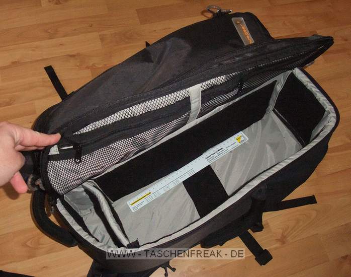 GURAGEAR KIBOKO\n\nFoto und Kommentar von Thorsten - VIELEN DANK!\n\nKommentar:\n\nDie GuraGear Kiboko:\n\nEs handelt sich um eine Tasche, die in der Mitte geteilt ist. Diese \nkoennen wie ein Schmetterling einzeln ge�ffnet werden. In eine Seite \npasst ein Nikon 200-400 mit Pro Kamera (dabei ist noch etwa 5 cm Platz). \nGeli ist verkehrt herum. Zur Groessenangabe habe ich ein 30cm Massstab \nhinzu gelegt.\n\nBesonderheiten: Die Schultergurte lassen sich verdecken. So kann die \nTasche besser in einem Flugzeug verstaut werden. Die Ma�e entsprechen \nden internationalen Fluglinienbestimmungen, und die Tasche passt somit \nin die Verstauungsm�glichkeiten beim Flugzeug �ber dem Kopf.\n\nDie Schulterriemen sind nicht so stark gepolstert wie z.B. beim Tamrac \nExpedition. Somit ist die Tasche aber viel leichter. Dennoch l�sst Sie \nsich aber gut tragen.\n\nRechts gibt es eine M�glichkeit ein Stativ zu befestigen. Ist aber eher \nklein ausgefallen.\n\nLinks ist eine Tasche, in der eine Flasche verstaut werden kann.\n\nZusammenfassung: Die Tasche ist eher leichter ausgefallen. Hochwertige \nMaterialien. Reissverschl�sse etwas klein. Scheinen aber stabil zu sein. \nACHTUNG! Man muss h�llisch aufpassen, dass man die Tasche nicht voll \npackt! Es w�rden ja auf beide Seiten eine grosse PRO Linse passen! Denn \nsonst kann man Sie nicht mehr tragen. Grins.