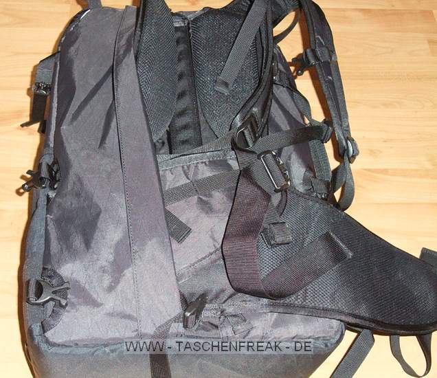 GURAGEAR KIBOKO\n\nFoto und Kommentar von Thorsten - VIELEN DANK!\n\nKommentar:\n\nDie GuraGear Kiboko:\n\nEs handelt sich um eine Tasche, die in der Mitte geteilt ist. Diese \nkoennen wie ein Schmetterling einzeln geffnet werden. In eine Seite \npasst ein Nikon 200-400 mit Pro Kamera (dabei ist noch etwa 5 cm Platz). \nGeli ist verkehrt herum. Zur Groessenangabe habe ich ein 30cm Massstab \nhinzu gelegt.\n\nBesonderheiten: Die Schultergurte lassen sich verdecken. So kann die \nTasche besser in einem Flugzeug verstaut werden. Die Mae entsprechen \nden internationalen Fluglinienbestimmungen, und die Tasche passt somit \nin die Verstauungsmglichkeiten beim Flugzeug ber dem Kopf.\n\nDie Schulterriemen sind nicht so stark gepolstert wie z.B. beim Tamrac \nExpedition. Somit ist die Tasche aber viel leichter. Dennoch lsst Sie \nsich aber gut tragen.\n\nRechts gibt es eine Mglichkeit ein Stativ zu befestigen. Ist aber eher \nklein ausgefallen.\n\nLinks ist eine Tasche, in der eine Flasche verstaut werden kann.\n\nZusammenfassung: Die Tasche ist eher leichter ausgefallen. Hochwertige \nMaterialien. Reissverschlsse etwas klein. Scheinen aber stabil zu sein. \nACHTUNG! Man muss hllisch aufpassen, dass man die Tasche nicht voll \npackt! Es wrden ja auf beide Seiten eine grosse PRO Linse passen! Denn \nsonst kann man Sie nicht mehr tragen. Grins.