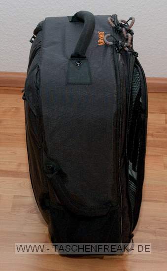 GURAGEAR KIBOKO\n\nFoto und Kommentar von Thorsten - VIELEN DANK!\n\nKommentar:\n\nDie GuraGear Kiboko:\n\nEs handelt sich um eine Tasche, die in der Mitte geteilt ist. Diese \nkoennen wie ein Schmetterling einzeln geöffnet werden. In eine Seite \npasst ein Nikon 200-400 mit Pro Kamera (dabei ist noch etwa 5 cm Platz). \nGeli ist verkehrt herum. Zur Groessenangabe habe ich ein 30cm Massstab \nhinzu gelegt.\n\nBesonderheiten: Die Schultergurte lassen sich verdecken. So kann die \nTasche besser in einem Flugzeug verstaut werden. Die Maße entsprechen \nden internationalen Fluglinienbestimmungen, und die Tasche passt somit \nin die Verstauungsmöglichkeiten beim Flugzeug über dem Kopf.\n\nDie Schulterriemen sind nicht so stark gepolstert wie z.B. beim Tamrac \nExpedition. Somit ist die Tasche aber viel leichter. Dennoch lässt Sie \nsich aber gut tragen.\n\nRechts gibt es eine Möglichkeit ein Stativ zu befestigen. Ist aber eher \nklein ausgefallen.\n\nLinks ist eine Tasche, in der eine Flasche verstaut werden kann.\n\nZusammenfassung: Die Tasche ist eher leichter ausgefallen. Hochwertige \nMaterialien. Reissverschlüsse etwas klein. Scheinen aber stabil zu sein. \nACHTUNG! Man muss höllisch aufpassen, dass man die Tasche nicht voll \npackt! Es würden ja auf beide Seiten eine grosse PRO Linse passen! Denn \nsonst kann man Sie nicht mehr tragen. Grins.