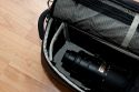 GURAGEAR KIBOKO\n\nFoto und Kommentar von Thorsten - VIELEN DANK!\n\nKommentar:\n\nDie GuraGear Kiboko:\n\nEs handelt sich um eine Tasche, die in der Mitte geteilt ist. Diese \nkoennen wie ein Schmetterling einzeln geffnet werden. In eine Seite \npasst ein Nikon 200-400 mit Pro Kamera (dabei ist noch etwa 5 cm Platz). \nGeli ist verkehrt herum. Zur Groessenangabe habe ich ein 30cm Massstab \nhinzu gelegt.\n\nBesonderheiten: Die Schultergurte lassen sich verdecken. So kann die \nTasche besser in einem Flugzeug verstaut werden. Die Mae entsprechen \nden internationalen Fluglinienbestimmungen, und die Tasche passt somit \nin die Verstauungsmglichkeiten beim Flugzeug ber dem Kopf.\n\nDie Schulterriemen sind nicht so stark gepolstert wie z.B. beim Tamrac \nExpedition. Somit ist die Tasche aber viel leichter. Dennoch lsst Sie \nsich aber gut tragen.\n\nRechts gibt es eine Mglichkeit ein Stativ zu befestigen. Ist aber eher \nklein ausgefallen.\n\nLinks ist eine Tasche, in der eine Flasche verstaut werden kann.\n\nZusammenfassung: Die Tasche ist eher leichter ausgefallen. Hochwertige \nMaterialien. Reissverschlsse etwas klein. Scheinen aber stabil zu sein. \nACHTUNG! Man muss hllisch aufpassen, dass man die Tasche nicht voll \npackt! Es wrden ja auf beide Seiten eine grosse PRO Linse passen! Denn \nsonst kann man Sie nicht mehr tragen. Grins.