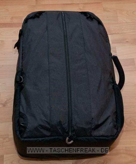 GURAGEAR KIBOKO\n\nFoto und Kommentar von Thorsten - VIELEN DANK!\n\nKommentar:\n\nDie GuraGear Kiboko:\n\nEs handelt sich um eine Tasche, die in der Mitte geteilt ist. Diese \nkoennen wie ein Schmetterling einzeln geffnet werden. In eine Seite \npasst ein Nikon 200-400 mit Pro Kamera (dabei ist noch etwa 5 cm Platz). \nGeli ist verkehrt herum. Zur Groessenangabe habe ich ein 30cm Massstab \nhinzu gelegt.\n\nBesonderheiten: Die Schultergurte lassen sich verdecken. So kann die \nTasche besser in einem Flugzeug verstaut werden. Die Mae entsprechen \nden internationalen Fluglinienbestimmungen, und die Tasche passt somit \nin die Verstauungsmglichkeiten beim Flugzeug ber dem Kopf.\n\nDie Schulterriemen sind nicht so stark gepolstert wie z.B. beim Tamrac \nExpedition. Somit ist die Tasche aber viel leichter. Dennoch lsst Sie \nsich aber gut tragen.\n\nRechts gibt es eine Mglichkeit ein Stativ zu befestigen. Ist aber eher \nklein ausgefallen.\n\nLinks ist eine Tasche, in der eine Flasche verstaut werden kann.\n\nZusammenfassung: Die Tasche ist eher leichter ausgefallen. Hochwertige \nMaterialien. Reissverschlsse etwas klein. Scheinen aber stabil zu sein. \nACHTUNG! Man muss hllisch aufpassen, dass man die Tasche nicht voll \npackt! Es wrden ja auf beide Seiten eine grosse PRO Linse passen! Denn \nsonst kann man Sie nicht mehr tragen. Grins.