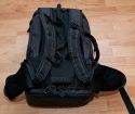 GURAGEAR KIBOKO\n\nFoto und Kommentar von Thorsten - VIELEN DANK!\n\nKommentar:\n\nDie GuraGear Kiboko:\n\nEs handelt sich um eine Tasche, die in der Mitte geteilt ist. Diese \nkoennen wie ein Schmetterling einzeln geffnet werden. In eine Seite \npasst ein Nikon 200-400 mit Pro Kamera (dabei ist noch etwa 5 cm Platz). \nGeli ist verkehrt herum. Zur Groessenangabe habe ich ein 30cm Massstab \nhinzu gelegt.\n\nBesonderheiten: Die Schultergurte lassen sich verdecken. So kann die \nTasche besser in einem Flugzeug verstaut werden. Die Mae entsprechen \nden internationalen Fluglinienbestimmungen, und die Tasche passt somit \nin die Verstauungsmglichkeiten beim Flugzeug ber dem Kopf.\n\nDie Schulterriemen sind nicht so stark gepolstert wie z.B. beim Tamrac \nExpedition. Somit ist die Tasche aber viel leichter. Dennoch lsst Sie \nsich aber gut tragen.\n\nRechts gibt es eine Mglichkeit ein Stativ zu befestigen. Ist aber eher \nklein ausgefallen.\n\nLinks ist eine Tasche, in der eine Flasche verstaut werden kann.\n\nZusammenfassung: Die Tasche ist eher leichter ausgefallen. Hochwertige \nMaterialien. Reissverschlsse etwas klein. Scheinen aber stabil zu sein. \nACHTUNG! Man muss hllisch aufpassen, dass man die Tasche nicht voll \npackt! Es wrden ja auf beide Seiten eine grosse PRO Linse passen! Denn \nsonst kann man Sie nicht mehr tragen. Grins.