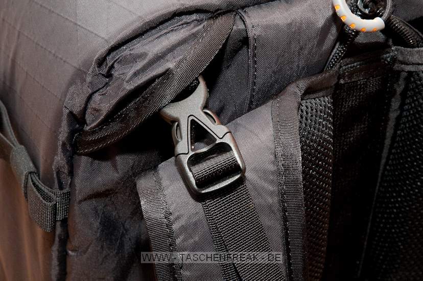 GURAGEAR KIBOKO\n\nFoto und Kommentar von Thorsten - VIELEN DANK!\n\nKommentar:\n\nDie GuraGear Kiboko:\n\nEs handelt sich um eine Tasche, die in der Mitte geteilt ist. Diese \nkoennen wie ein Schmetterling einzeln geffnet werden. In eine Seite \npasst ein Nikon 200-400 mit Pro Kamera (dabei ist noch etwa 5 cm Platz). \nGeli ist verkehrt herum. Zur Groessenangabe habe ich ein 30cm Massstab \nhinzu gelegt.\n\nBesonderheiten: Die Schultergurte lassen sich verdecken. So kann die \nTasche besser in einem Flugzeug verstaut werden. Die Mae entsprechen \nden internationalen Fluglinienbestimmungen, und die Tasche passt somit \nin die Verstauungsmglichkeiten beim Flugzeug ber dem Kopf.\n\nDie Schulterriemen sind nicht so stark gepolstert wie z.B. beim Tamrac \nExpedition. Somit ist die Tasche aber viel leichter. Dennoch lsst Sie \nsich aber gut tragen.\n\nRechts gibt es eine Mglichkeit ein Stativ zu befestigen. Ist aber eher \nklein ausgefallen.\n\nLinks ist eine Tasche, in der eine Flasche verstaut werden kann.\n\nZusammenfassung: Die Tasche ist eher leichter ausgefallen. Hochwertige \nMaterialien. Reissverschlsse etwas klein. Scheinen aber stabil zu sein. \nACHTUNG! Man muss hllisch aufpassen, dass man die Tasche nicht voll \npackt! Es wrden ja auf beide Seiten eine grosse PRO Linse passen! Denn \nsonst kann man Sie nicht mehr tragen. Grins.