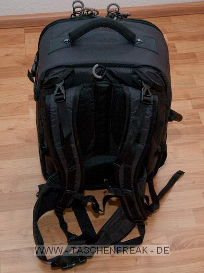 GURAGEAR KIBOKO\n\nFoto und Kommentar von Thorsten - VIELEN DANK!\n\nKommentar:\n\nDie GuraGear Kiboko:\n\nEs handelt sich um eine Tasche, die in der Mitte geteilt ist. Diese \nkoennen wie ein Schmetterling einzeln geffnet werden. In eine Seite \npasst ein Nikon 200-400 mit Pro Kamera (dabei ist noch etwa 5 cm Platz). \nGeli ist verkehrt herum. Zur Groessenangabe habe ich ein 30cm Massstab \nhinzu gelegt.\n\nBesonderheiten: Die Schultergurte lassen sich verdecken. So kann die \nTasche besser in einem Flugzeug verstaut werden. Die Mae entsprechen \nden internationalen Fluglinienbestimmungen, und die Tasche passt somit \nin die Verstauungsmglichkeiten beim Flugzeug ber dem Kopf.\n\nDie Schulterriemen sind nicht so stark gepolstert wie z.B. beim Tamrac \nExpedition. Somit ist die Tasche aber viel leichter. Dennoch lsst Sie \nsich aber gut tragen.\n\nRechts gibt es eine Mglichkeit ein Stativ zu befestigen. Ist aber eher \nklein ausgefallen.\n\nLinks ist eine Tasche, in der eine Flasche verstaut werden kann.\n\nZusammenfassung: Die Tasche ist eher leichter ausgefallen. Hochwertige \nMaterialien. Reissverschlsse etwas klein. Scheinen aber stabil zu sein. \nACHTUNG! Man muss hllisch aufpassen, dass man die Tasche nicht voll \npackt! Es wrden ja auf beide Seiten eine grosse PRO Linse passen! Denn \nsonst kann man Sie nicht mehr tragen. Grins.