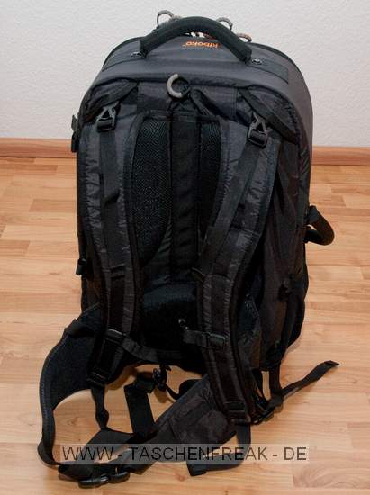 GURAGEAR KIBOKO\n\nFoto und Kommentar von Thorsten - VIELEN DANK!\n\nKommentar:\n\nDie GuraGear Kiboko:\n\nEs handelt sich um eine Tasche, die in der Mitte geteilt ist. Diese \nkoennen wie ein Schmetterling einzeln geffnet werden. In eine Seite \npasst ein Nikon 200-400 mit Pro Kamera (dabei ist noch etwa 5 cm Platz). \nGeli ist verkehrt herum. Zur Groessenangabe habe ich ein 30cm Massstab \nhinzu gelegt.\n\nBesonderheiten: Die Schultergurte lassen sich verdecken. So kann die \nTasche besser in einem Flugzeug verstaut werden. Die Mae entsprechen \nden internationalen Fluglinienbestimmungen, und die Tasche passt somit \nin die Verstauungsmglichkeiten beim Flugzeug ber dem Kopf.\n\nDie Schulterriemen sind nicht so stark gepolstert wie z.B. beim Tamrac \nExpedition. Somit ist die Tasche aber viel leichter. Dennoch lsst Sie \nsich aber gut tragen.\n\nRechts gibt es eine Mglichkeit ein Stativ zu befestigen. Ist aber eher \nklein ausgefallen.\n\nLinks ist eine Tasche, in der eine Flasche verstaut werden kann.\n\nZusammenfassung: Die Tasche ist eher leichter ausgefallen. Hochwertige \nMaterialien. Reissverschlsse etwas klein. Scheinen aber stabil zu sein. \nACHTUNG! Man muss hllisch aufpassen, dass man die Tasche nicht voll \npackt! Es wrden ja auf beide Seiten eine grosse PRO Linse passen! Denn \nsonst kann man Sie nicht mehr tragen. Grins.