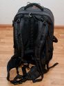 GURAGEAR KIBOKO\n\nFoto und Kommentar von Thorsten - VIELEN DANK!\n\nKommentar:\n\nDie GuraGear Kiboko:\n\nEs handelt sich um eine Tasche, die in der Mitte geteilt ist. Diese \nkoennen wie ein Schmetterling einzeln geffnet werden. In eine Seite \npasst ein Nikon 200-400 mit Pro Kamera (dabei ist noch etwa 5 cm Platz). \nGeli ist verkehrt herum. Zur Groessenangabe habe ich ein 30cm Massstab \nhinzu gelegt.\n\nBesonderheiten: Die Schultergurte lassen sich verdecken. So kann die \nTasche besser in einem Flugzeug verstaut werden. Die Mae entsprechen \nden internationalen Fluglinienbestimmungen, und die Tasche passt somit \nin die Verstauungsmglichkeiten beim Flugzeug ber dem Kopf.\n\nDie Schulterriemen sind nicht so stark gepolstert wie z.B. beim Tamrac \nExpedition. Somit ist die Tasche aber viel leichter. Dennoch lsst Sie \nsich aber gut tragen.\n\nRechts gibt es eine Mglichkeit ein Stativ zu befestigen. Ist aber eher \nklein ausgefallen.\n\nLinks ist eine Tasche, in der eine Flasche verstaut werden kann.\n\nZusammenfassung: Die Tasche ist eher leichter ausgefallen. Hochwertige \nMaterialien. Reissverschlsse etwas klein. Scheinen aber stabil zu sein. \nACHTUNG! Man muss hllisch aufpassen, dass man die Tasche nicht voll \npackt! Es wrden ja auf beide Seiten eine grosse PRO Linse passen! Denn \nsonst kann man Sie nicht mehr tragen. Grins.