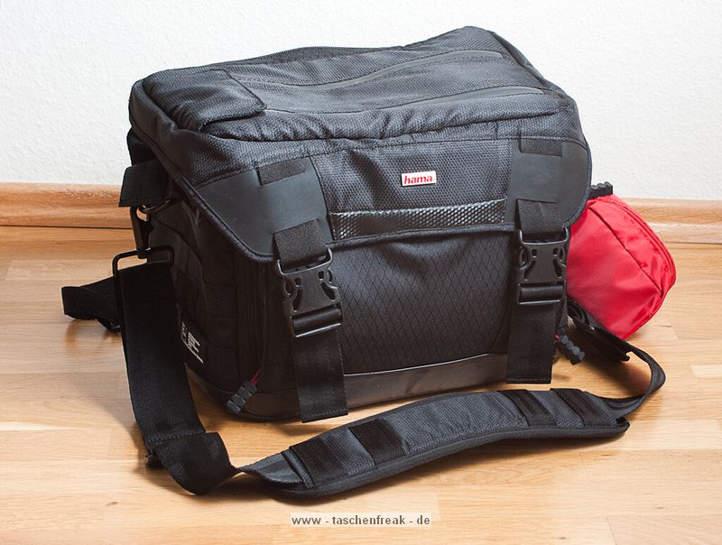 HAMA DEFENDER 180\n\nFoto und Kommentar von Tim Schuler - VIELEN DANK!\n\nKommentar:\n\nHallo Jörg,\n\nlange bin ich regelmäßiger Besucher deiner Seite, da dachte ich, ist es allerhöchste Zeit, ein paar Bilder loszuwerden.\n\nAuf den Bildern ist die Hama Defender 180 abgebildet. Nachdem ich bereits den großen Bruder, die Hama Defender 220 habe, brauchte ich einfach eine etwas kleinere Tasche, da ich nicht immer alles mit schleppen wollte. In die Tasche passt alles, was ich regelmäßig brauche:\n\nSony Alpha 850 mit BG und angesetztem Tamron 28-75 F2.8\nSony 70-200 F2.8\nMinolta 17-35 F2.8-4 (liegt in der Tasche über dem Minolta 50 F1.7)\nMinolta 50 F1.7\nSony HVL-F58AM Blitz (liegt in der Tasche sozusagen unter der Kamera)\n+ kleineres Zubehör wie Fernauslöser, Filter, Stativwechselplatte etc....\n\nBei der Tasche ist außerdem folgendes Zubehör enthalten: Filteretui, "Regencape" & Microfasertuch\n\nEntgegen meinen Erwartungen sind die beiden Hama Taschen absolut klasse verarbeitet und wirklich durchdacht. Fängt beim Schnellzugrifffach an und hört bei der extrem wasserabweisenden Bodenwanne auf.\n\nViele Grüße,\nTim