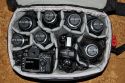 HAMA DEFENDER 220\n\nFoto und Kommentar von Jrgen - VIELEN DANK!\n\nKommentar:\n\nNach einigem Suchen habe ich mit der Defender 220 eine Tasche gefunden, die meinen Krempel komplett fasst.\nDer Deckel ffnet sich nach vorne, vom Krper weg, das Zubehrfach ist also vom Fotografen abgewandt. Der Schnellzugriff funktioniert gut, die Taschenecken sind damit allerdings nur schwer erreichbar. \nGenial ist die aussen angebrachte, etwa 3cm hohe, umlaufende, "Bodenwanne", die tapfer auch die feuchtesten Wiesen und Sandgruben ertrgt - einfach abwaschen und gut. \n\nDen Tragegurt kann man mit Karabinern abnehmen, der beigefgten Wetterschutz ist sehr einfach anzulegen und ppig bemessen. \n\nDie Verarbeitung ist brigens rundherum prima, die Nhte tiptop, die Beschlge stabil, auch die Klettverbindungen sitzen bombig. \n\nJetzt zum Wesentlichen, dem Inneren: Es dauert zwar etwas, bis man die passende Einteilung gefunden hat, das Stauvermgen ist aber sehr flexibel und dann wirklich gut und praxisgerecht nutzbar. Nach einigem Probieren habe ich das Notebookfach eliminiert und so die fr mich optimale Einteilung gefunden, jetzt passt (als Beispiel) problemlos:\n\n2x SB-900 mit allem Zubehr incl. Bouncer (Lumiquest ProSet)\n4x SB-R200 mit Ring und SU-800 (R1C1 Macroset)\nD700, D3 und 13 Objektive:\n2.8/14, 2.8/16, 1.4/28, 2.0/35, 1.4/50, 1.4/85, 2.0/135DC, 2.8/180, 4.0/200 Micro, 2.8/300, 2.8/17-35, 2.8/28-70, 2.8/80-200\n\nFr's Zubehr wird's vorne dann aber doch recht eng, mehr als Fernauslser, Stift, Schreibblock und  Belichtungsmesser mag ich dem Fach nicht zumuten...\n\nZum Schluss ein paar Daten: 3KG leicht, 50cm breit, 38cm tief und 33cm hoch. Befllt wiegt sie gefhlte 80KG, zum lngeren Tragen ist dieses Maxipack aber auch nicht wirklich gedacht ;-)\n\nViel Spass und lieben Gruss, Jrgen