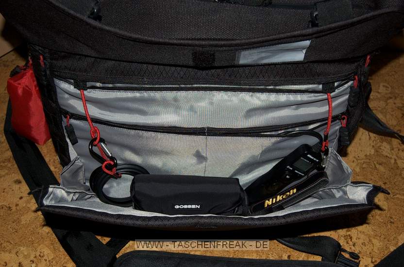 HAMA DEFENDER 220\n\nFoto und Kommentar von Jrgen - VIELEN DANK!\n\nKommentar:\n\nNach einigem Suchen habe ich mit der Defender 220 eine Tasche gefunden, die meinen Krempel komplett fasst.\nDer Deckel ffnet sich nach vorne, vom Krper weg, das Zubehrfach ist also vom Fotografen abgewandt. Der Schnellzugriff funktioniert gut, die Taschenecken sind damit allerdings nur schwer erreichbar. \nGenial ist die aussen angebrachte, etwa 3cm hohe, umlaufende, "Bodenwanne", die tapfer auch die feuchtesten Wiesen und Sandgruben ertrgt - einfach abwaschen und gut. \n\nDen Tragegurt kann man mit Karabinern abnehmen, der beigefgten Wetterschutz ist sehr einfach anzulegen und ppig bemessen. \n\nDie Verarbeitung ist brigens rundherum prima, die Nhte tiptop, die Beschlge stabil, auch die Klettverbindungen sitzen bombig. \n\nJetzt zum Wesentlichen, dem Inneren: Es dauert zwar etwas, bis man die passende Einteilung gefunden hat, das Stauvermgen ist aber sehr flexibel und dann wirklich gut und praxisgerecht nutzbar. Nach einigem Probieren habe ich das Notebookfach eliminiert und so die fr mich optimale Einteilung gefunden, jetzt passt (als Beispiel) problemlos:\n\n2x SB-900 mit allem Zubehr incl. Bouncer (Lumiquest ProSet)\n4x SB-R200 mit Ring und SU-800 (R1C1 Macroset)\nD700, D3 und 13 Objektive:\n2.8/14, 2.8/16, 1.4/28, 2.0/35, 1.4/50, 1.4/85, 2.0/135DC, 2.8/180, 4.0/200 Micro, 2.8/300, 2.8/17-35, 2.8/28-70, 2.8/80-200\n\nFr's Zubehr wird's vorne dann aber doch recht eng, mehr als Fernauslser, Stift, Schreibblock und  Belichtungsmesser mag ich dem Fach nicht zumuten...\n\nZum Schluss ein paar Daten: 3KG leicht, 50cm breit, 38cm tief und 33cm hoch. Befllt wiegt sie gefhlte 80KG, zum lngeren Tragen ist dieses Maxipack aber auch nicht wirklich gedacht ;-)\n\nViel Spass und lieben Gruss, Jrgen