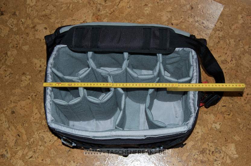 HAMA DEFENDER 220\n\nFoto und Kommentar von Jrgen - VIELEN DANK!\n\nKommentar:\n\nNach einigem Suchen habe ich mit der Defender 220 eine Tasche gefunden, die meinen Krempel komplett fasst.\nDer Deckel ffnet sich nach vorne, vom Krper weg, das Zubehrfach ist also vom Fotografen abgewandt. Der Schnellzugriff funktioniert gut, die Taschenecken sind damit allerdings nur schwer erreichbar. \nGenial ist die aussen angebrachte, etwa 3cm hohe, umlaufende, "Bodenwanne", die tapfer auch die feuchtesten Wiesen und Sandgruben ertrgt - einfach abwaschen und gut. \n\nDen Tragegurt kann man mit Karabinern abnehmen, der beigefgten Wetterschutz ist sehr einfach anzulegen und ppig bemessen. \n\nDie Verarbeitung ist brigens rundherum prima, die Nhte tiptop, die Beschlge stabil, auch die Klettverbindungen sitzen bombig. \n\nJetzt zum Wesentlichen, dem Inneren: Es dauert zwar etwas, bis man die passende Einteilung gefunden hat, das Stauvermgen ist aber sehr flexibel und dann wirklich gut und praxisgerecht nutzbar. Nach einigem Probieren habe ich das Notebookfach eliminiert und so die fr mich optimale Einteilung gefunden, jetzt passt (als Beispiel) problemlos:\n\n2x SB-900 mit allem Zubehr incl. Bouncer (Lumiquest ProSet)\n4x SB-R200 mit Ring und SU-800 (R1C1 Macroset)\nD700, D3 und 13 Objektive:\n2.8/14, 2.8/16, 1.4/28, 2.0/35, 1.4/50, 1.4/85, 2.0/135DC, 2.8/180, 4.0/200 Micro, 2.8/300, 2.8/17-35, 2.8/28-70, 2.8/80-200\n\nFr's Zubehr wird's vorne dann aber doch recht eng, mehr als Fernauslser, Stift, Schreibblock und  Belichtungsmesser mag ich dem Fach nicht zumuten...\n\nZum Schluss ein paar Daten: 3KG leicht, 50cm breit, 38cm tief und 33cm hoch. Befllt wiegt sie gefhlte 80KG, zum lngeren Tragen ist dieses Maxipack aber auch nicht wirklich gedacht ;-)\n\nViel Spass und lieben Gruss, Jrgen