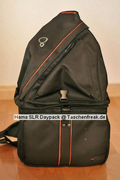 HAMA SLR Daypack\n\nFoto von Kai Nehm - VIELEN DANK FR DEIN MAIL!\n\nKommentar des Nutzers:\n\nAnbei sind Bilder eines recht gnstigen Slingshots.\n\nDas Ding nennt sich "Hama SLR Daypack" und wurde mal fr 25 im Mediabld verkauft.\nDer Tragekomfort ist fr kurze Ausflge akzeptabel, allerdings nicht mit hochwertigen Produktern vergleichbar. Der Rcken ist immerhin leicht gepolstert.\nIm Daypackfach und der Vortasche sind kleine Taschen fr Zubehr eingenht, ein Rckenpolster ist auch als Tasche ausgefhrt. Es wird leider nur eine Trennwand mitgeliefert, da muss man sich mit zustzlichen Polstern behelfen.