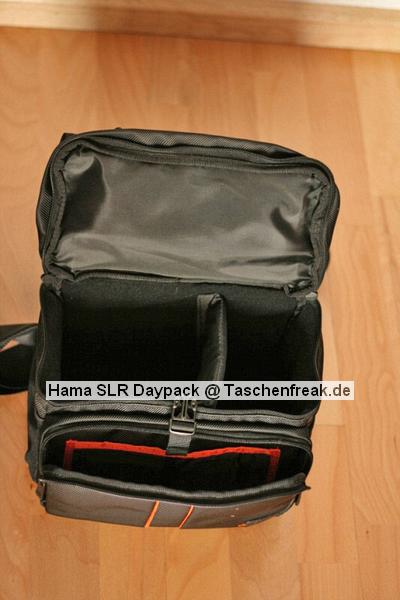 HAMA SLR Daypack\n\nFoto von Kai Nehm - VIELEN DANK FR DEIN MAIL!\n\nKommentar des Nutzers:\n\nAnbei sind Bilder eines recht gnstigen Slingshots.\n\nDas Ding nennt sich "Hama SLR Daypack" und wurde mal fr 25 im Mediabld verkauft.\nDer Tragekomfort ist fr kurze Ausflge akzeptabel, allerdings nicht mit hochwertigen Produktern vergleichbar. Der Rcken ist immerhin leicht gepolstert.\nIm Daypackfach und der Vortasche sind kleine Taschen fr Zubehr eingenht, ein Rckenpolster ist auch als Tasche ausgefhrt. Es wird leider nur eine Trennwand mitgeliefert, da muss man sich mit zustzlichen Polstern behelfen.
