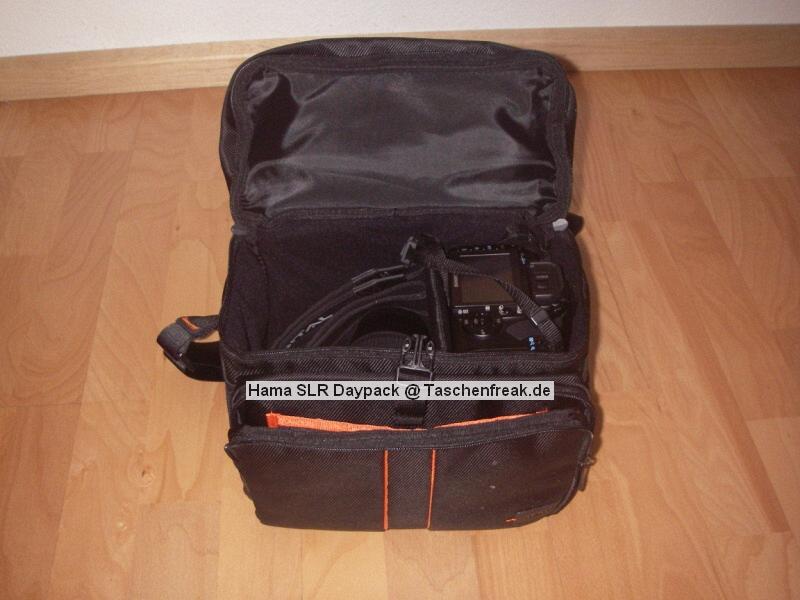 HAMA SLR Daypack\n\nFoto von Kai Nehm - VIELEN DANK FÜR DEIN MAIL!\n\nKommentar des Nutzers:\n\nAnbei sind Bilder eines recht günstigen Slingshots.\n\nDas Ding nennt sich "Hama SLR Daypack" und wurde mal für 25€ im Mediablöd verkauft.\nDer Tragekomfort ist für kurze Ausflüge akzeptabel, allerdings nicht mit hochwertigen Produktern vergleichbar. Der Rücken ist immerhin leicht gepolstert.\nIm Daypackfach und der Vortasche sind kleine Taschen für Zubehör eingenäht, ein Rückenpolster ist auch als Tasche ausgeführt. Es wird leider nur eine Trennwand mitgeliefert, da muss man sich mit zusätzlichen Polstern behelfen.