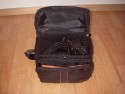 HAMA SLR Daypack\n\nFoto von Kai Nehm - VIELEN DANK FR DEIN MAIL!\n\nKommentar des Nutzers:\n\nAnbei sind Bilder eines recht gnstigen Slingshots.\n\nDas Ding nennt sich "Hama SLR Daypack" und wurde mal fr 25 im Mediabld verkauft.\nDer Tragekomfort ist fr kurze Ausflge akzeptabel, allerdings nicht mit hochwertigen Produktern vergleichbar. Der Rcken ist immerhin leicht gepolstert.\nIm Daypackfach und der Vortasche sind kleine Taschen fr Zubehr eingenht, ein Rckenpolster ist auch als Tasche ausgefhrt. Es wird leider nur eine Trennwand mitgeliefert, da muss man sich mit zustzlichen Polstern behelfen.