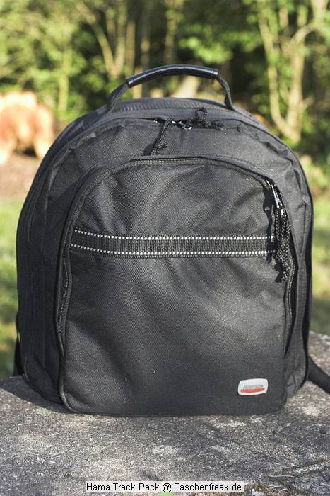 Foto von Horst Kretzschmar - DANK DAFR!\n\nKommentar des Nutzers:\n\nWeil die Composition sehr seltsam ist, hier mal meine aktuelle Outdoor-Tasche, Bilder vom Hama Track-Pack Rucksack sind bereits in der Datenbank enthalten. Das Teil ist deshalb interessant, weil es effektiv 15 cm Innenhhe (30x15x33 cm) bietet, wodurch eine 1er tatschlich gut reinpat - ohne zu "spannen" wie in den anderen kleinen Lsungen von Lowepro oder Tamrac. Weiterhn schn: das Teil wiegt nur 1150 g, noch schner der Preis, 29,95 . Der Haken: das Teil ist ziemlich dnn, die Innenteile neigen zum Losreien, was man aber mit Nadel und Faden ggf. korrigieren kann. Aber es geht eine menge rein, besonders das Sigma 150 am Body mit angeschraubter Kurzsonnenblende, dazu im Hauptteil 3 x 420 EX mit Bouncern, 90 mm Tamron-Macro und 17-40L. Das reicht mir fr das "Normale".