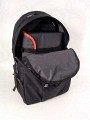 Foto von HInnerk Holst - VIELEN DANK DAFR!\n\nKommentar des Nutzers/Herstellers:\n\nDiese Tasche ist aus 420er Oxford-Nylon mit einer Schaumeinlage gefertigt und lsst sich nur im Oberfach des Fotorucksacks L ber Klettbnder und Spannriemen mit Schnellverschlssen befestigen.\n\nFarbe: grau mit rot \n\nAbmessungen\n\nDie Tasche fasst z.B. Objektive bis zu einem Durchmesser von 11 cm und 18 cm Lnge.