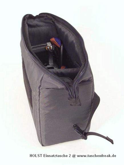 Foto von Hinnerk Holst - VIELEN DANK DAFR!\n\nKommentar des Nutzers/Herstellers:\n\nDiese Tasche ist aus 420er Oxford-Nylon mit einer Schaumeinlage gefertigt und lsst sich nur im Oberfach des Fotorucksacks L ber Klettbnder und Spannriemen mit Schnellverschlssen befestigen. \nZum Lieferumfang gehrt ein Teiler.\n\nFarbe: grau \n\nAbmessungen\n\nDiese Tasche ist quaderfrmig und hat die Innenabmessung von ca. 16 cm x 25 cm x 11 cm (HxBxT).