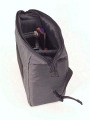 Foto von Hinnerk Holst - VIELEN DANK DAFR!\n\nKommentar des Nutzers/Herstellers:\n\nDiese Tasche ist aus 420er Oxford-Nylon mit einer Schaumeinlage gefertigt und lsst sich nur im Oberfach des Fotorucksacks L ber Klettbnder und Spannriemen mit Schnellverschlssen befestigen. \nZum Lieferumfang gehrt ein Teiler.\n\nFarbe: grau \n\nAbmessungen\n\nDiese Tasche ist quaderfrmig und hat die Innenabmessung von ca. 16 cm x 25 cm x 11 cm (HxBxT).
