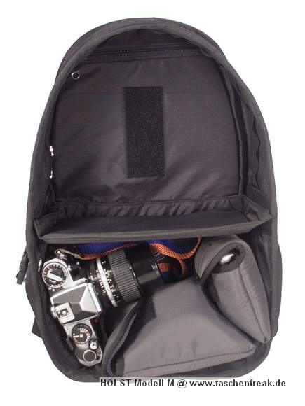 Foto von Hinnerk Holst - VIELEN DANK DAFR!\n\nKommenar des Nutzes/Herstellers:\n\nDer Kamerarucksack ist mit einer Regenhaut und einer seitlichen Netztasche ausgestattet. Es werden 2 Zusatztaschen fr z.B. Objektive mitgeliefert.\n\nZustzlich knnen Sie fr dieses Modell Objektivtaschen erwerben, welche sich im Innern des Rucksacks per Klettband befestigen lassen.\n\nAbmessungen und Gewicht\n\nAuen: ca. 43 x 28 x 16 cm (HxBxT) \nAbmessungen des gro eingestellten Bodenfachs: ca. 16 x 24 x 13 cm (HxBxT) \nGre der Seitentr: ca. 15 x 11 cm (HxB) \nGewicht inkl. Zusatztaschen und Regenhaut: ca. 1100 g \n\nAbmessungen der mitgelieferten Zusatztaschen:\n\nca. 7 x 7 cm (Durchmesser x L) und\nca. 7 x 11 cm (Durchmesser x L)