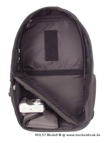 Foto von Hinnerk Holst - VIELEN DANK DAFR!\n\nKommenar des Nutzes/Herstellers:\n\nDer Kamerarucksack ist mit einer Regenhaut und einer seitlichen Netztasche ausgestattet. Es werden 2 Zusatztaschen fr z.B. Objektive mitgeliefert.\n\nZustzlich knnen Sie fr dieses Modell Objektivtaschen erwerben, welche sich im Innern des Rucksacks per Klettband befestigen lassen.\n\nAbmessungen und Gewicht\n\nAuen: ca. 43 x 28 x 16 cm (HxBxT) \nAbmessungen des gro eingestellten Bodenfachs: ca. 16 x 24 x 13 cm (HxBxT) \nGre der Seitentr: ca. 15 x 11 cm (HxB) \nGewicht inkl. Zusatztaschen und Regenhaut: ca. 1100 g \n\nAbmessungen der mitgelieferten Zusatztaschen:\n\nca. 7 x 7 cm (Durchmesser x L) und\nca. 7 x 11 cm (Durchmesser x L)