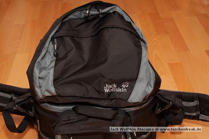 Foto von Jrg Langer\n\nKommentar des Nutzers:\n\nDer oben aufgesetzte Rucksackteil oder auch Daypack genannt ist sehr weich aber hat dennoch ein sehr bequemes Tragegeschirr das auch bei voller Beladung noch angenehm zu tragen ist. Es wird mit 2 Klack Verschlssen mit dem unteren Teil - dem Fotoabteil verbunden und lsst sich in Sekunenschnelle lsen.