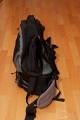 Foto von Jrg Langer\n\nKommentar des Nutzers:\n\nDer oben aufgesetzte Rucksackteil oder auch Daypack genannt ist sehr weich aber hat dennoch ein sehr bequemes Tragegeschirr das auch bei voller Beladung noch angenehm zu tragen ist. Es wird mit 2 Klack Verschlssen mit dem unteren Teil - dem Fotoabteil verbunden und lsst sich in Sekunenschnelle lsen.